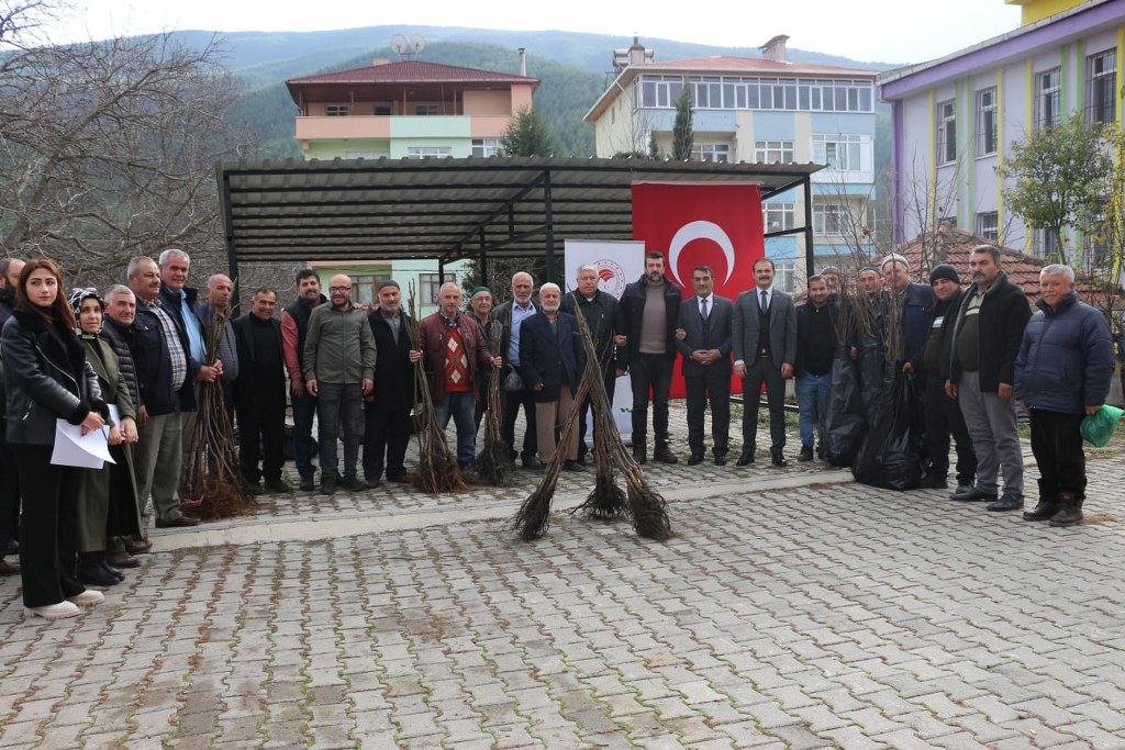 KAYMAKAMIMIZ SAYIN SONER EROL FİDAN DAĞITIM ETKİNLİĞİNE KATILDI